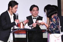 コーヒーを飲んだ来場者に感想を求める窪田正孝。