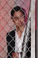 フェンス越しの窪田正孝。