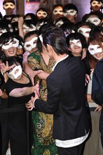 ファンと交流する窪田正孝。