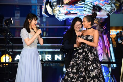 左から桜井日奈子、イザベラ・モナー。