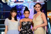左から桜井日奈子、イザベラ・モナー、ローラ・ハドック。