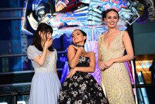 左から桜井日奈子、イザベラ・モナー、ローラ・ハドック。