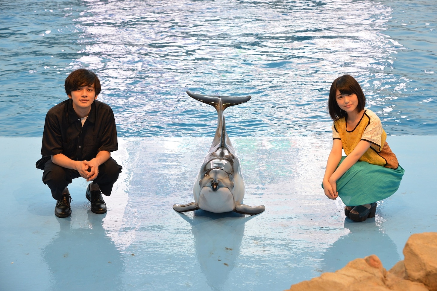 左から北村匠海、イルカ、浜辺美波。