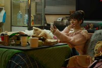 岡村いずみ演じる亜矢。