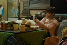 岡村いずみ演じる亜矢。