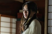 間宮夕貴演じるサオリ。
