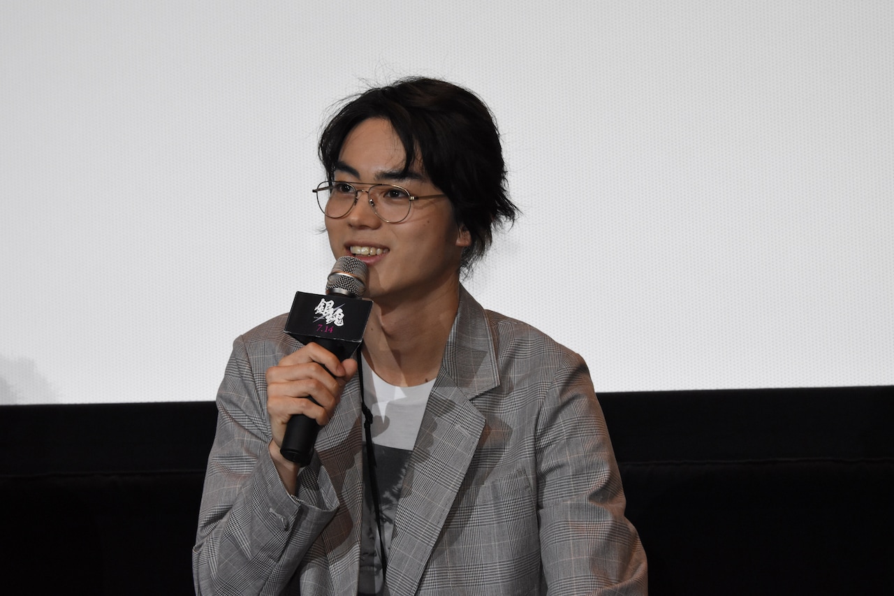 福田雄一のメガネを持つ菅田将暉。 - 「銀魂」菅田将暉＆阪口大助の