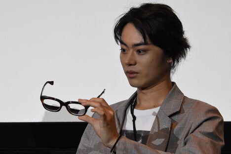 福田雄一のメガネを持つ菅田将暉。