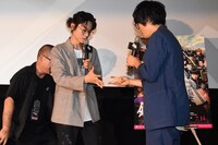 席決めのじゃんけんを行う菅田将暉（左）と阪口大助（右）。