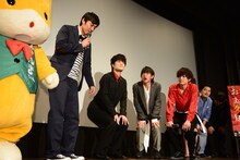 リハーサルで山本博（ロバート）を先生役に「起立、“注目”、礼、着席」を再現するときの最初の着席状態。