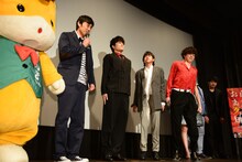 リハーサルで山本博（ロバート）を先生役に「起立、“注目”、礼、着席」を再現するときの起立状態。