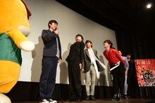 リハーサルで山本博（ロバート）を先生役に「起立、“注目”、礼、着席」を再現するときの“注目”状態。