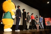 間宮祥太朗を先生役に「起立、“注目”、礼、着席」を再現するときの気をつけ状態。