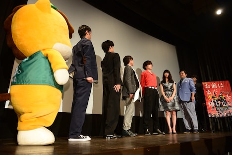 間宮祥太朗を先生役に「起立、“注目”、礼、着席」を再現するときの気をつけ状態。