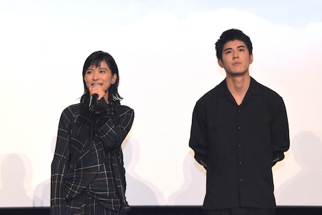 左から芳根京子、寛一郎。