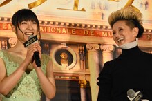 左から土屋太鳳、夏木マリ。