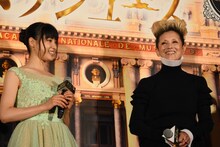 左から土屋太鳳、夏木マリ。