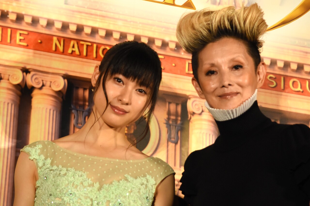 左から土屋太鳳、夏木マリ。