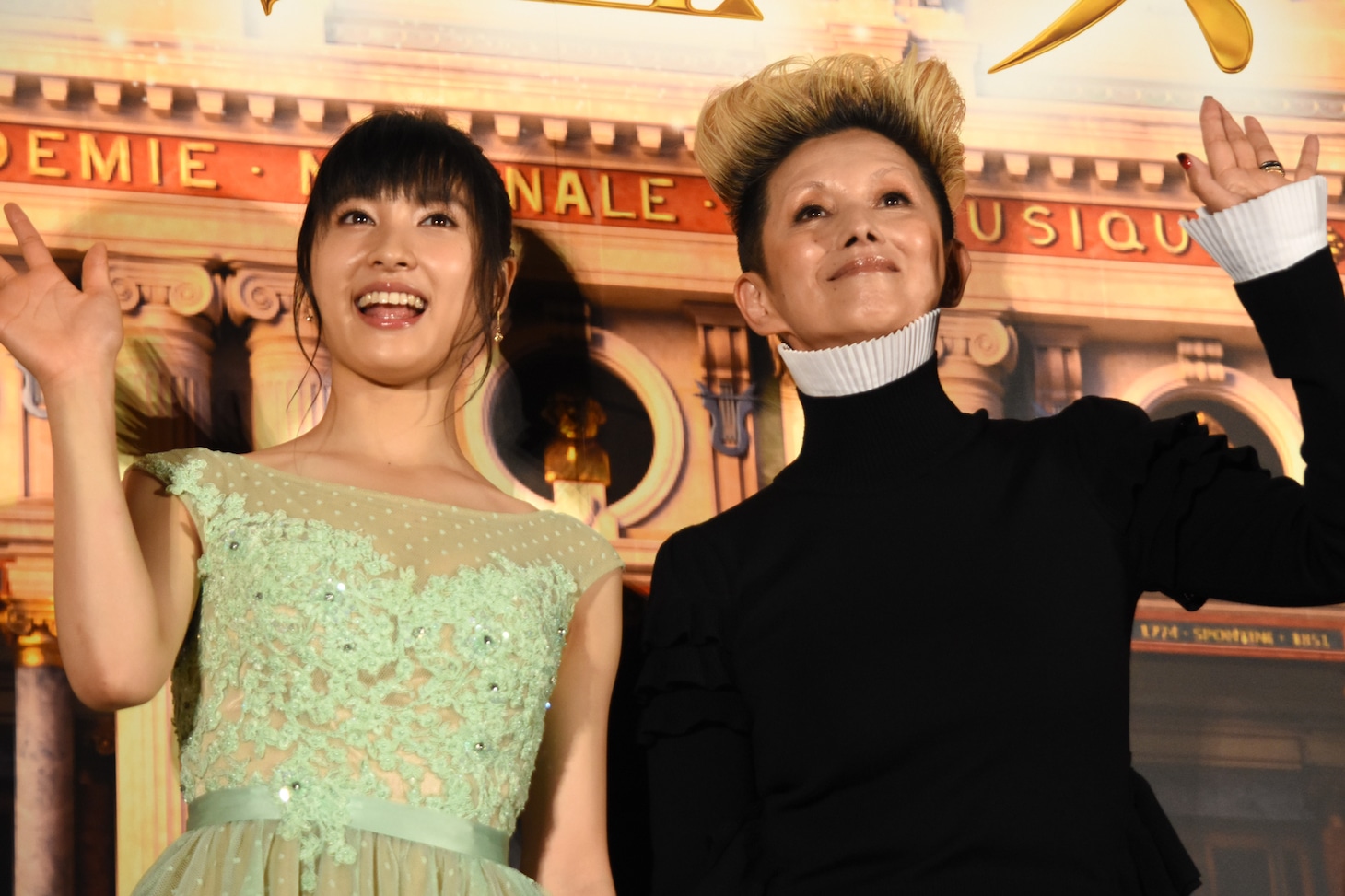 左から土屋太鳳、夏木マリ。