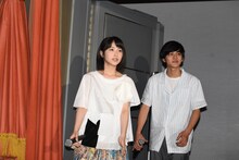 サラリーマンで埋まった客席を見て驚く浜辺美波（左）と北村匠海（右）。