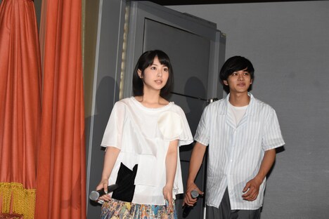 サラリーマンで埋まった客席を見て驚く浜辺美波（左）と北村匠海（右）。