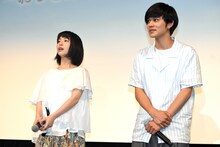 サラリーマンで埋まった客席を見て驚く浜辺美波（左）と北村匠海（右）。