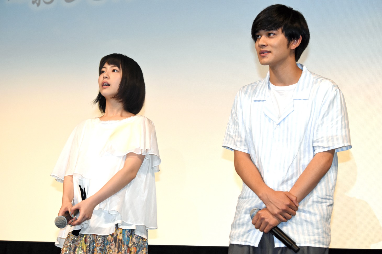 サラリーマンで埋まった客席を見て驚く浜辺美波（左）と北村匠海（右）。