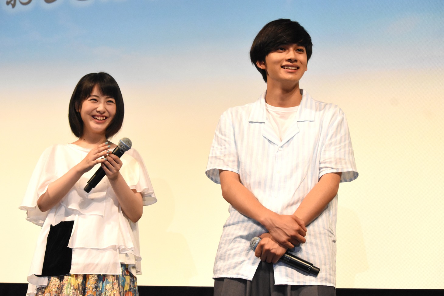 左から浜辺美波、北村匠海。
