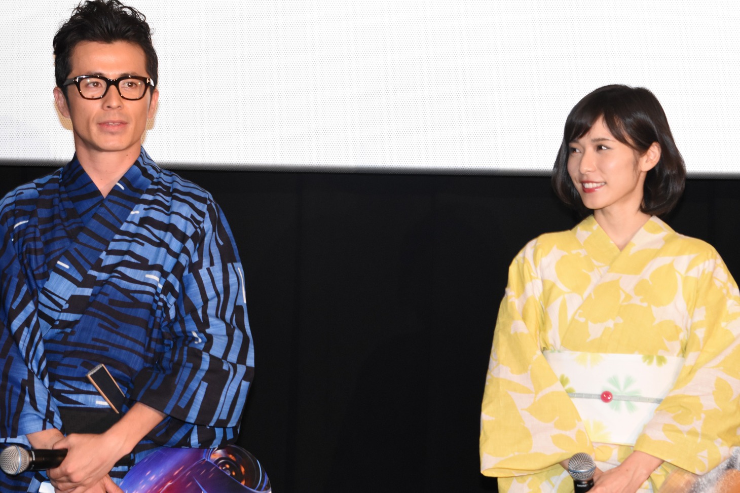 左からオリエンタルラジオ藤森、松岡茉優。