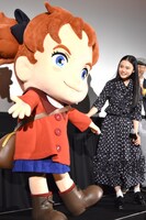 メアリ（左）がよろけないよう手を引く杉咲花（右）。