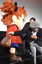 メアリ（左）の注目ポイントを説明する米林宏昌（右）。