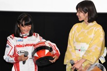 左からJuju、松岡茉優。