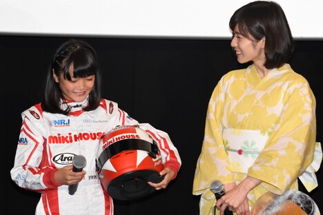 左からJuju、松岡茉優。