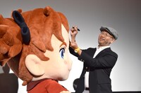 メアリ（左）のおでこでイラストを描こうとする米林宏昌（右）。