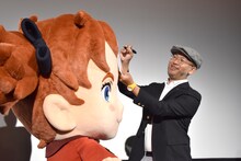 メアリ（左）のおでこでイラストを描こうとする米林宏昌（右）。