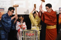 「カーズ／クロスロード」の夏休み大ヒット記念舞台挨拶のワンシーン。氷樽を割る（左から）オリエンタルラジオ藤森、Juju、松岡茉優、土田大。