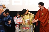 「カーズ／クロスロード」の夏休み大ヒット記念舞台挨拶より、氷樽を4人で割る様子。