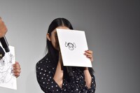 メアリのイラストを見せる杉咲花。