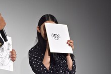 メアリのイラストを見せる杉咲花。