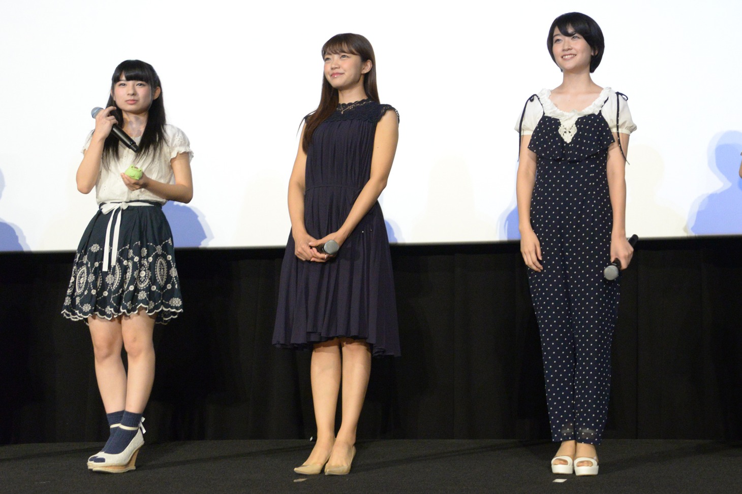 左から片平美那、三森すずこ、田中有紀。