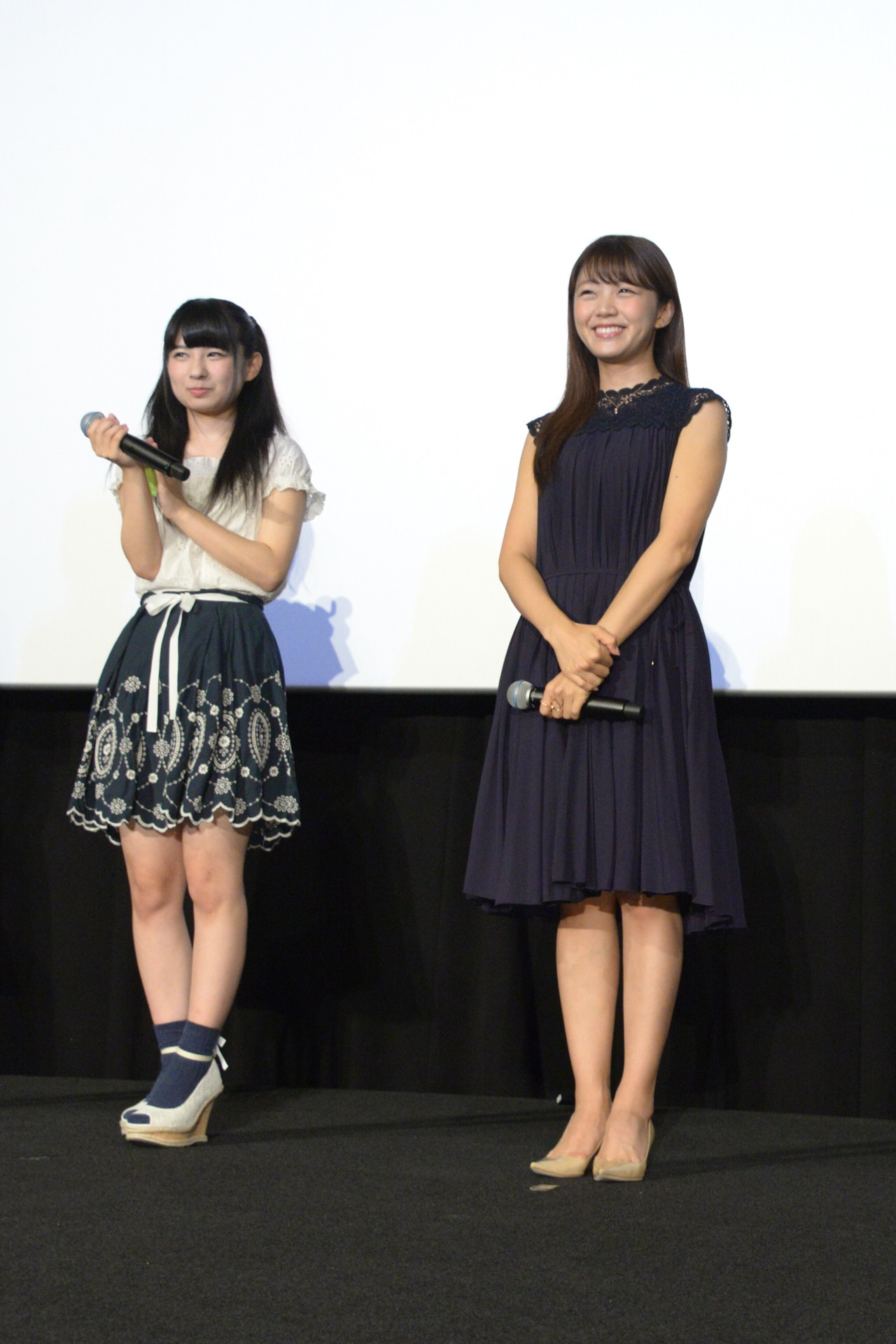 左から片平美那、三森すずこ。