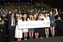 「きみの声をとどけたい」完成披露上映会にて、左から伊藤尚往、神戸光歩、鈴木陽斗実、片平美那、三森すずこ、田中有紀、岩淵桃音、飯野美紗子。