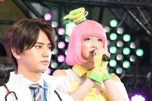 左から瀬戸利樹、松田るか。