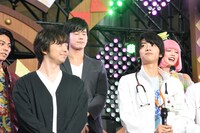 前列左から三浦大知、飯島寛騎。