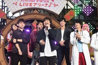 主題歌をアカペラで歌う三浦大知（中央）。