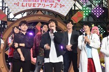主題歌をアカペラで歌う三浦大知（中央）。