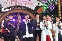 主題歌をアカペラで歌う三浦大知（中央左）。