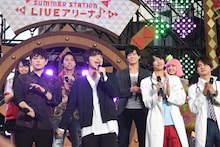 主題歌をアカペラで歌う三浦大知（中央左）。