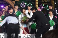 ほかのキャストが風船のスイカを持つ中、1人だけ本物のスイカを渡された飯島寛騎（中央）。