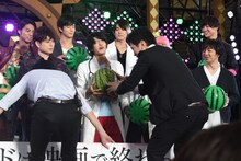 ほかのキャストが風船のスイカを持つ中、1人だけ本物のスイカを渡された飯島寛騎（中央）。